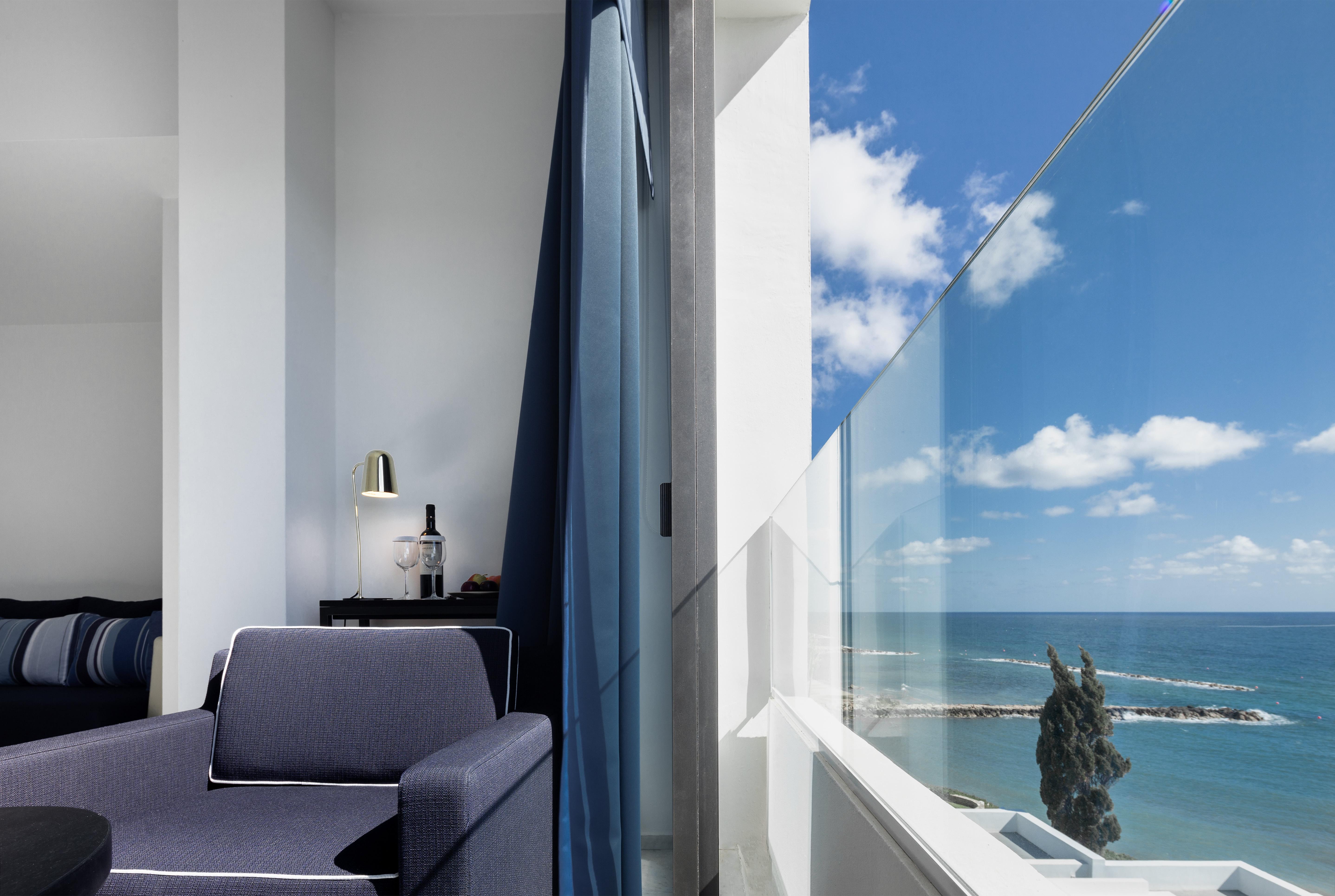 อัลมิรา Hotel Paphos ภายนอก รูปภาพ Interior of a penthouse apartment