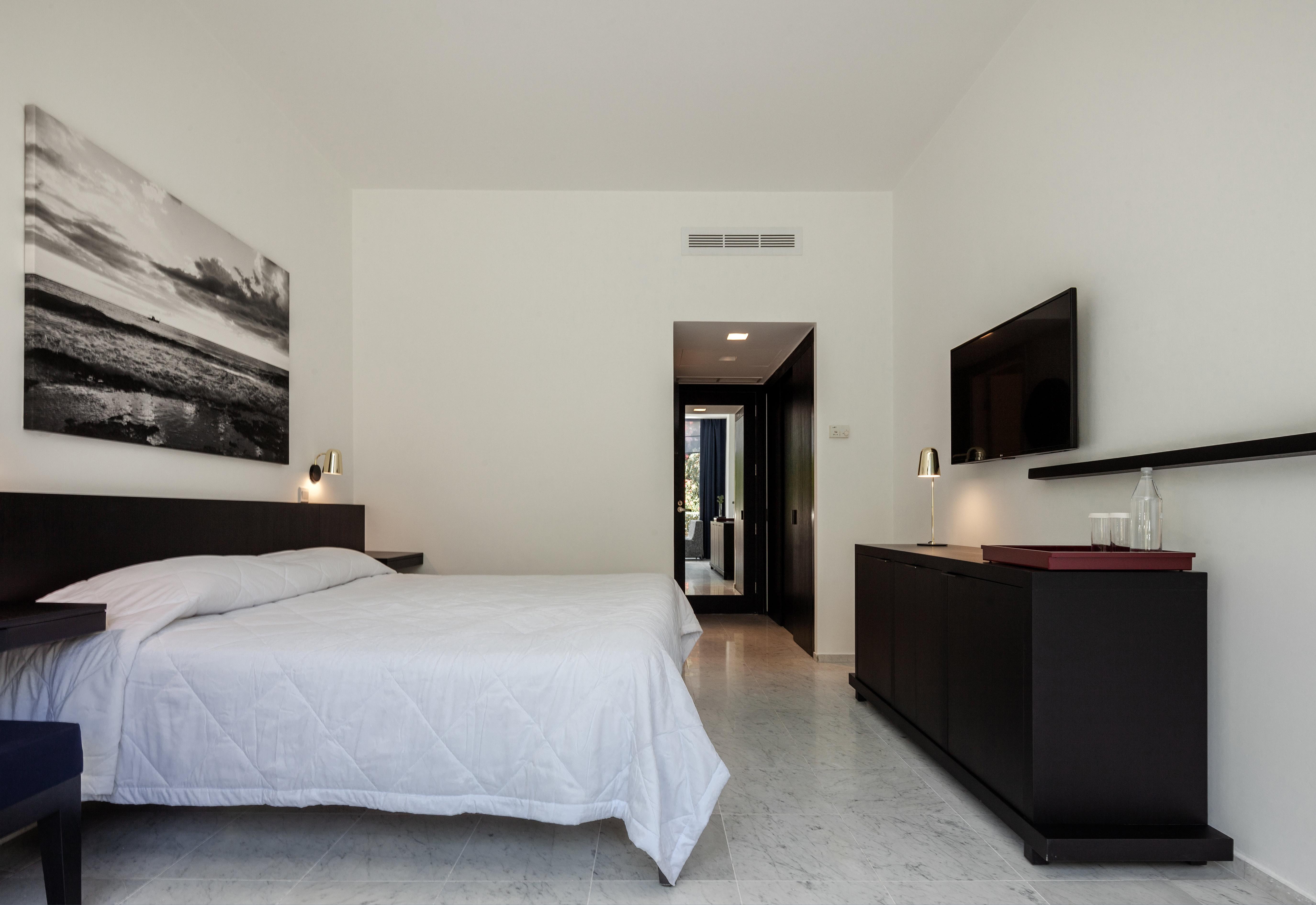 อัลมิรา Hotel Paphos ภายนอก รูปภาพ A room at the hotel