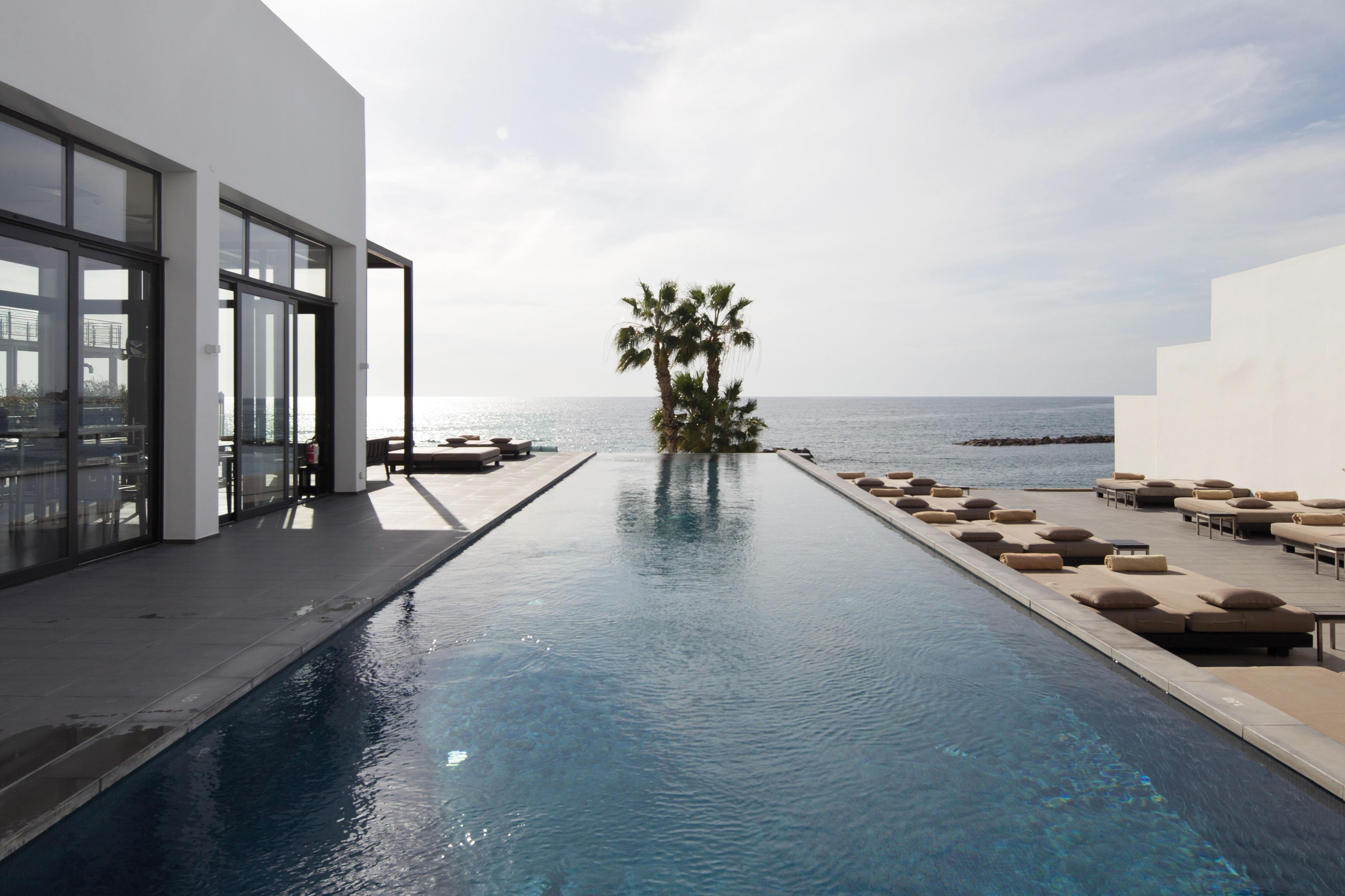 อัลมิรา Hotel Paphos ภายนอก รูปภาพ The pool at the Hotel