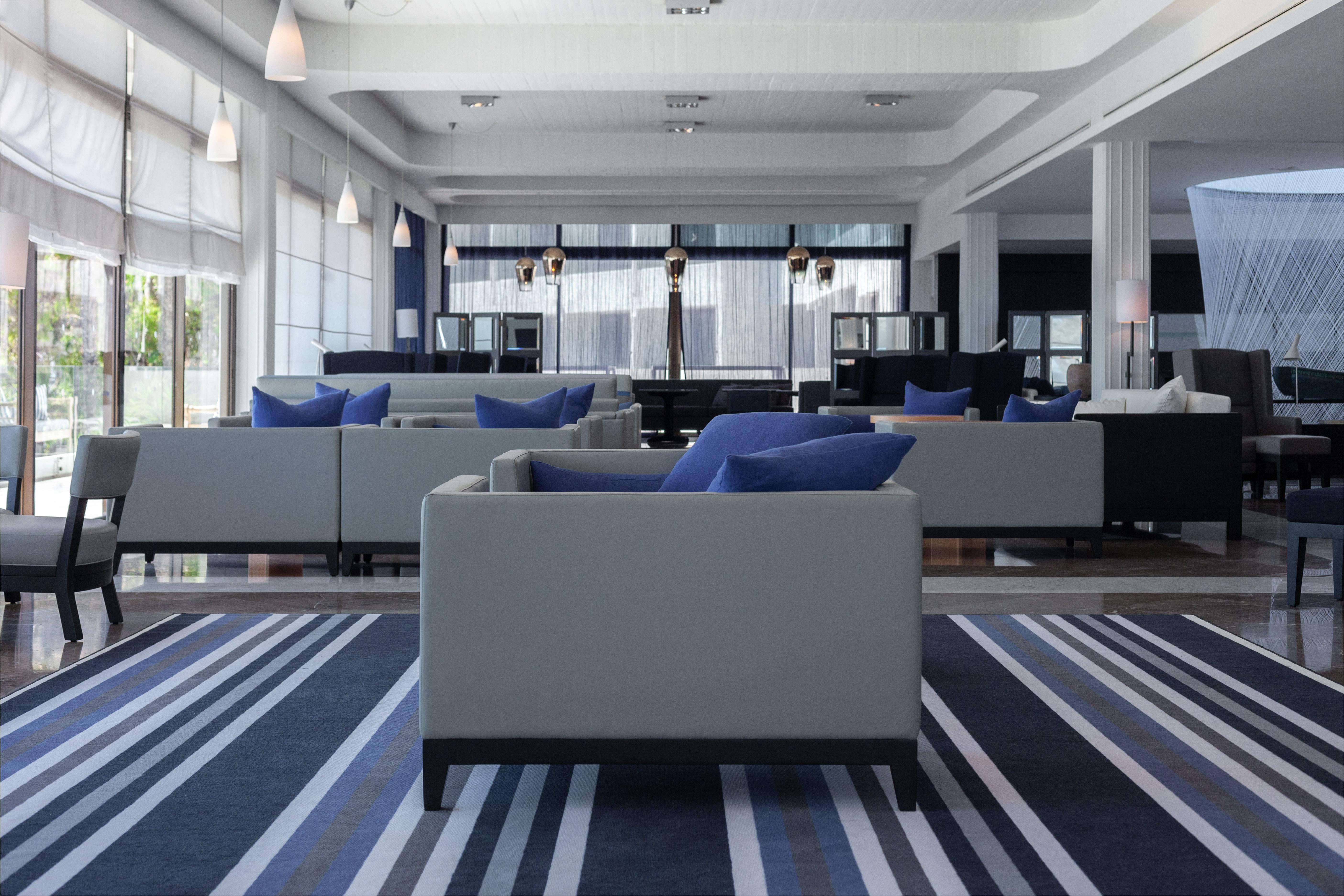 อัลมิรา Hotel Paphos ภายนอก รูปภาพ The lounge at the airport