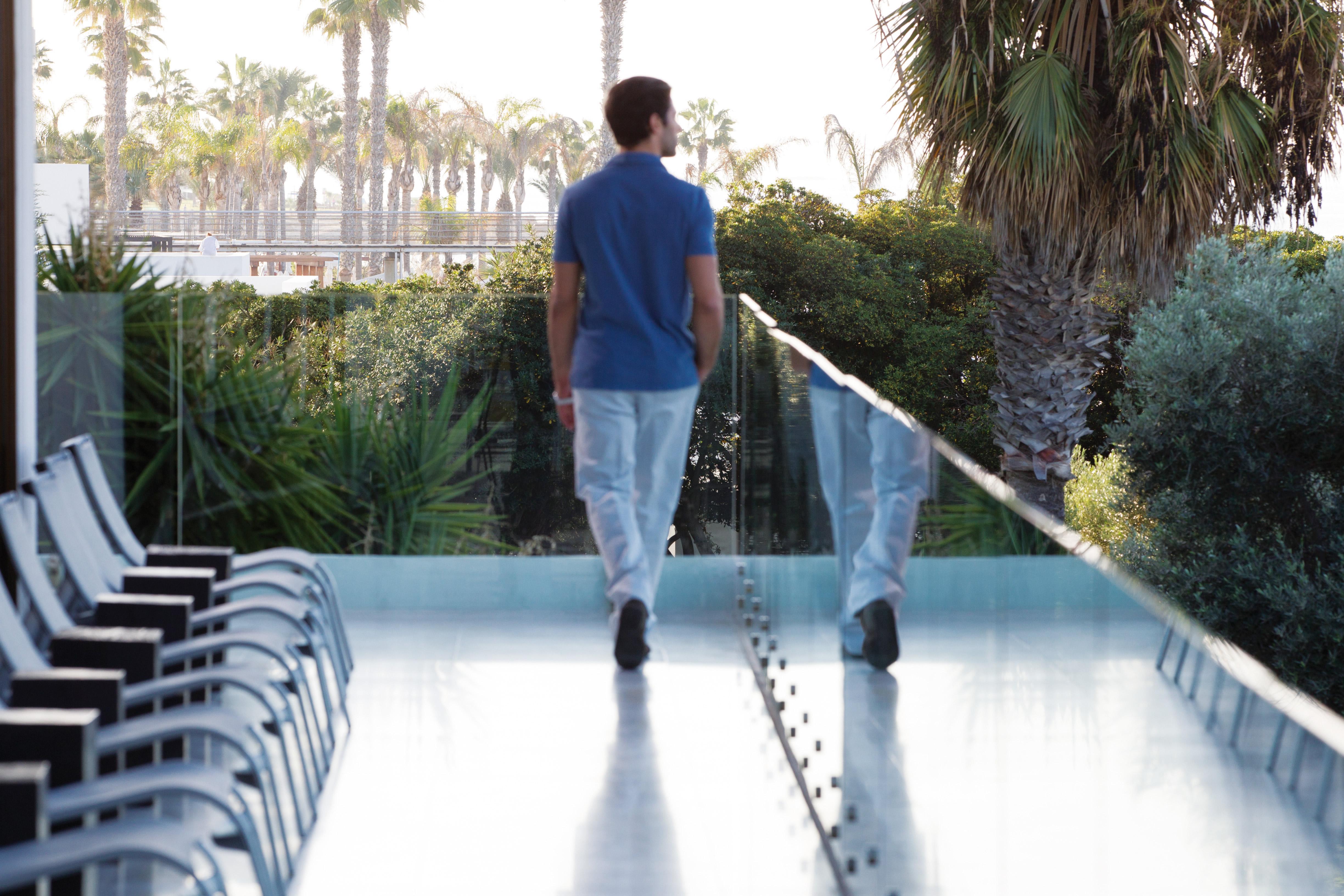 อัลมิรา Hotel Paphos ภายนอก รูปภาพ A man walking