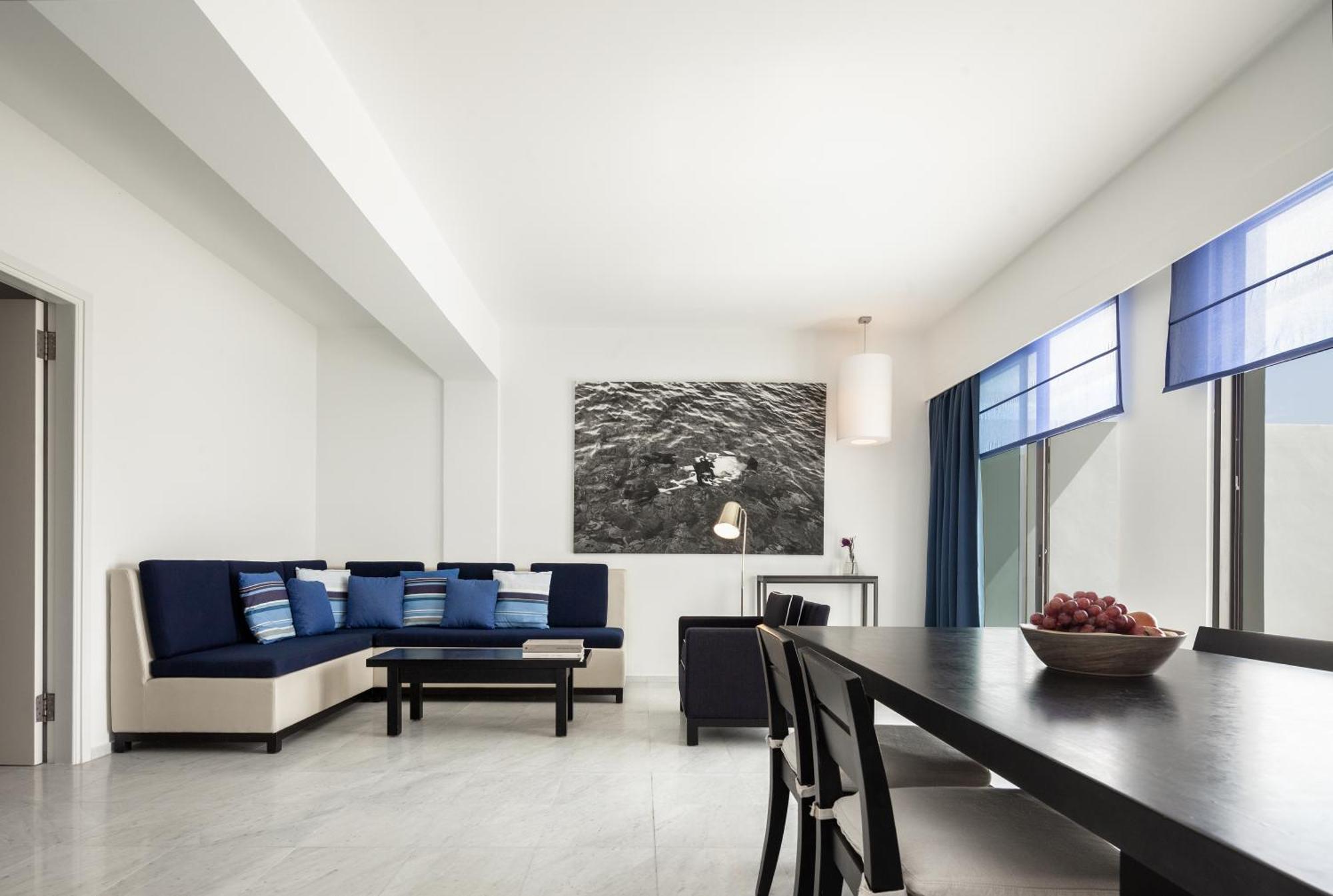 อัลมิรา Hotel Paphos ภายนอก รูปภาพ A living room in a suite at the hotel