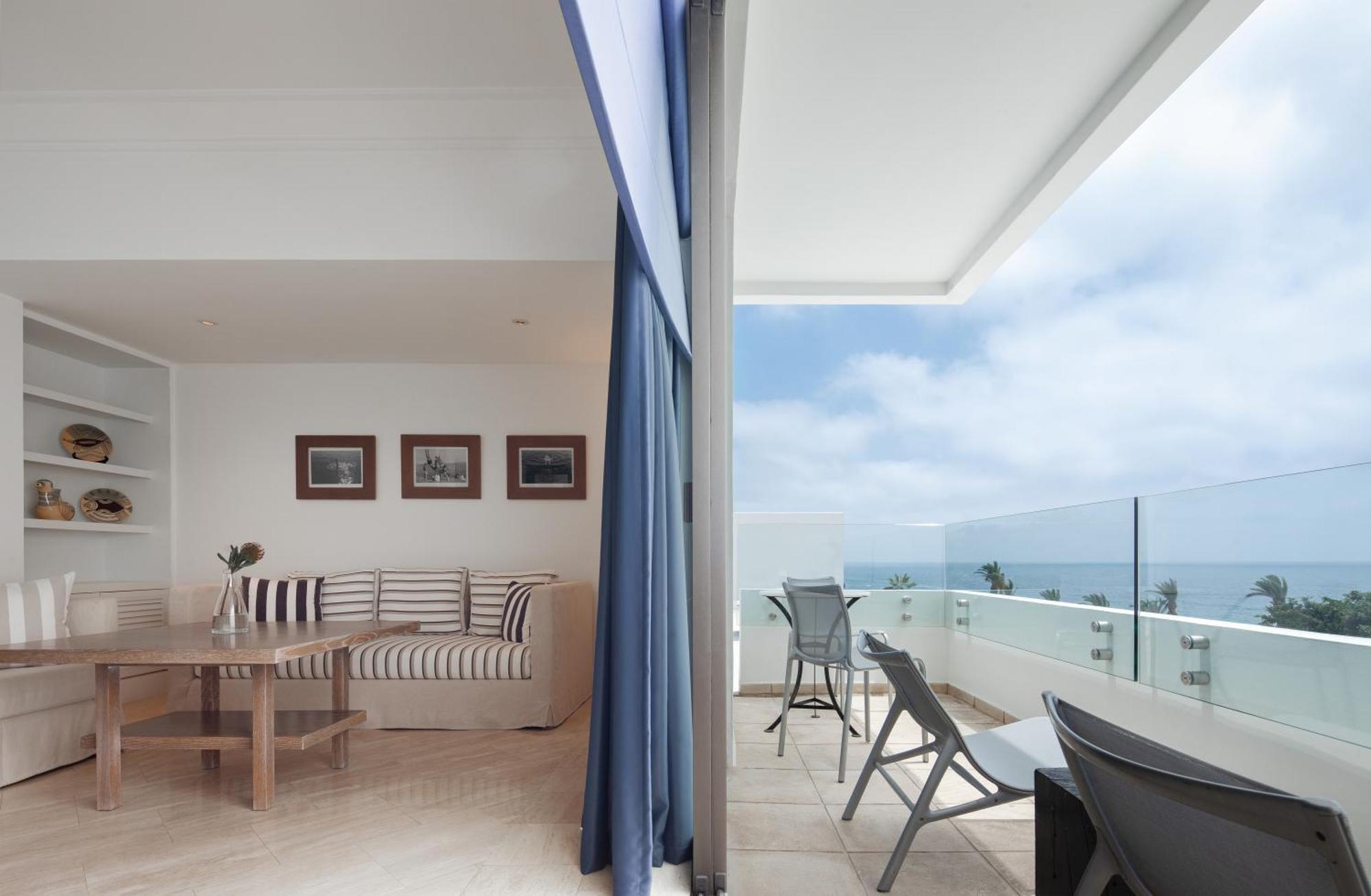 อัลมิรา Hotel Paphos ภายนอก รูปภาพ A balcony