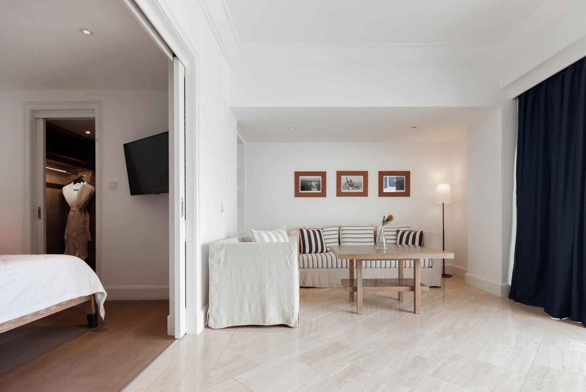 อัลมิรา Hotel Paphos ภายนอก รูปภาพ A suite at the hotel