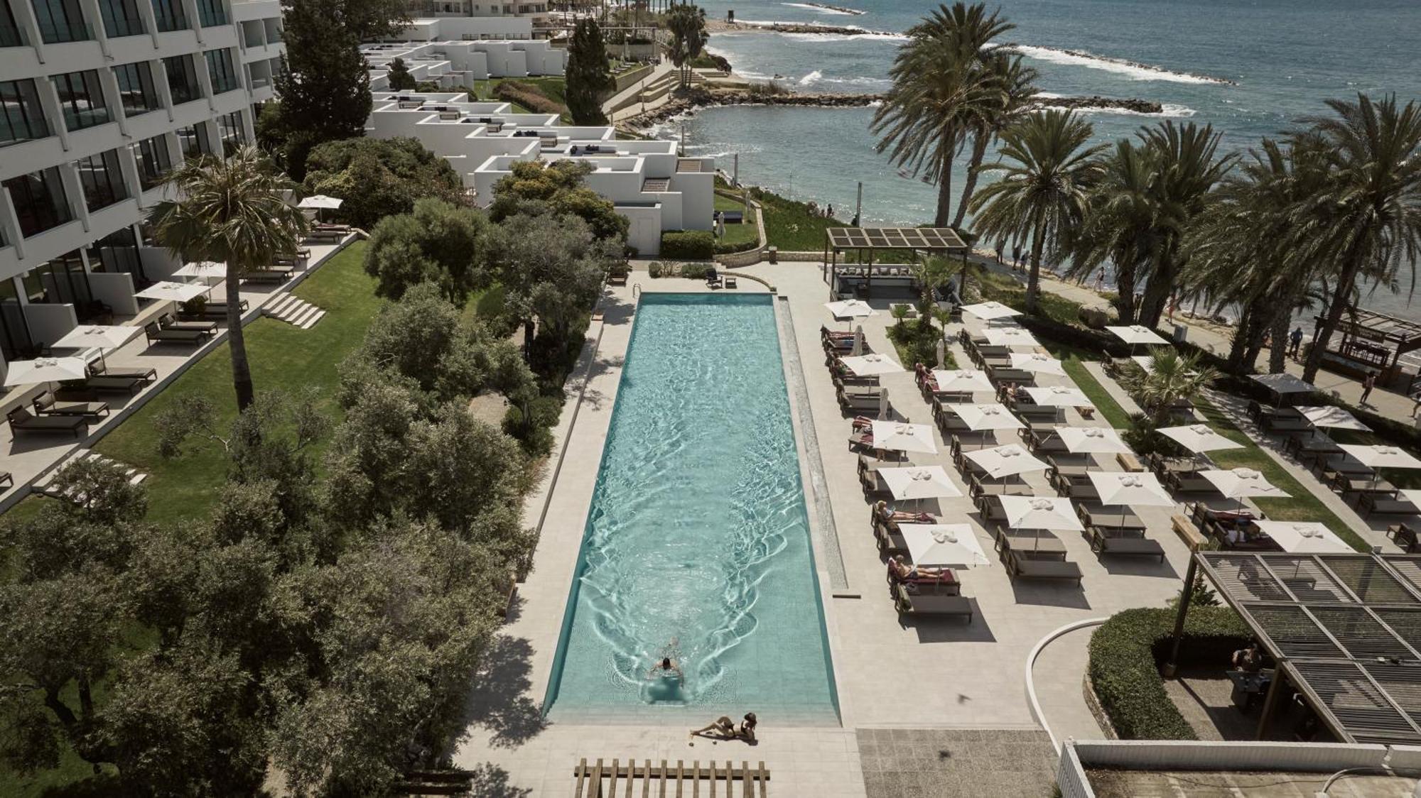 อัลมิรา Hotel Paphos ภายนอก รูปภาพ The pool at the Royal
