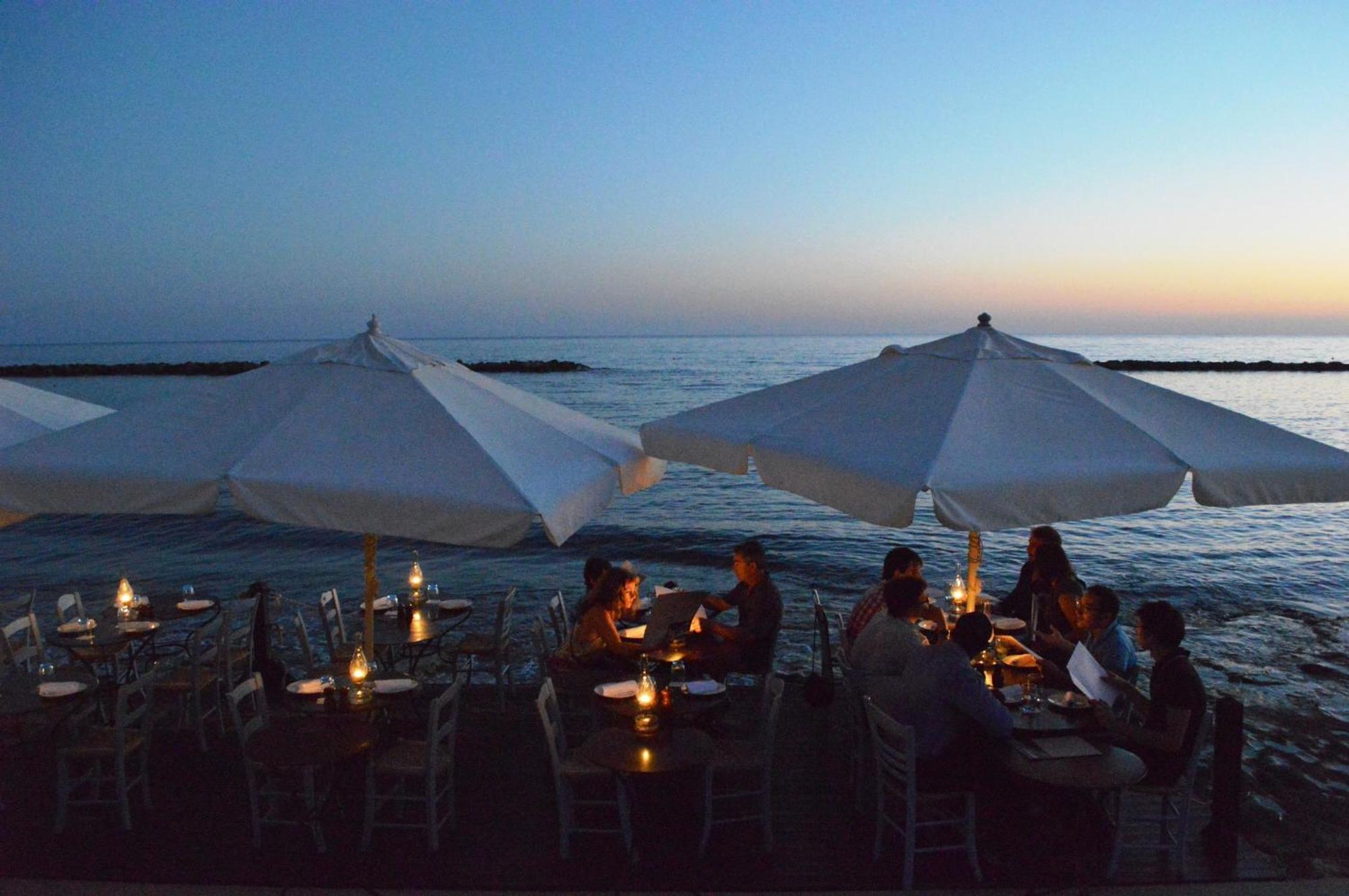 อัลมิรา Hotel Paphos ภายนอก รูปภาพ Beach restaurant in Italy