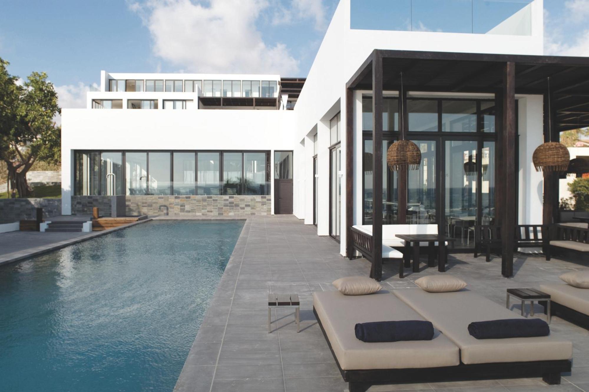 อัลมิรา Hotel Paphos ภายนอก รูปภาพ The hotel's pool