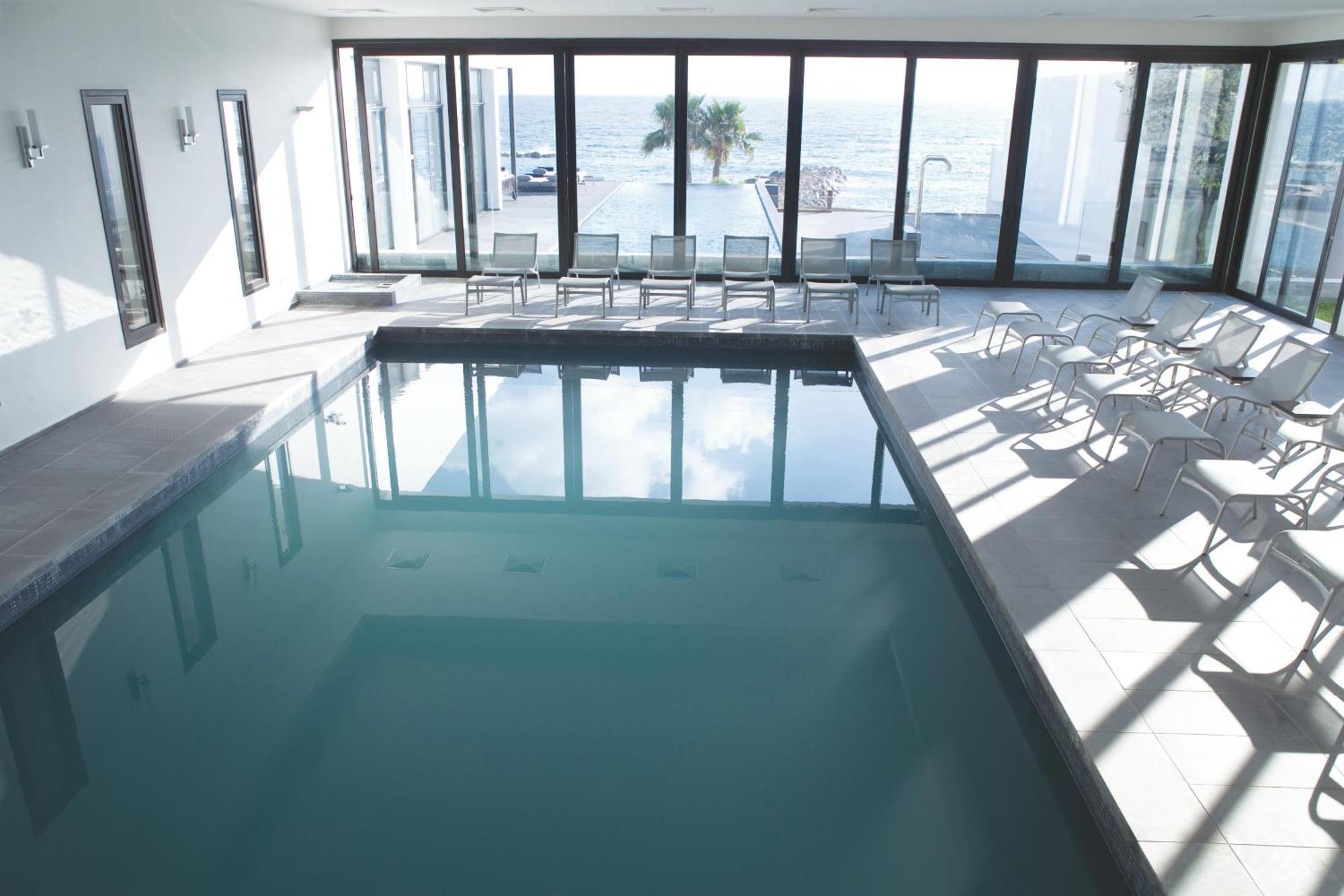 อัลมิรา Hotel Paphos ภายนอก รูปภาพ The pool at the Hotel du Lac