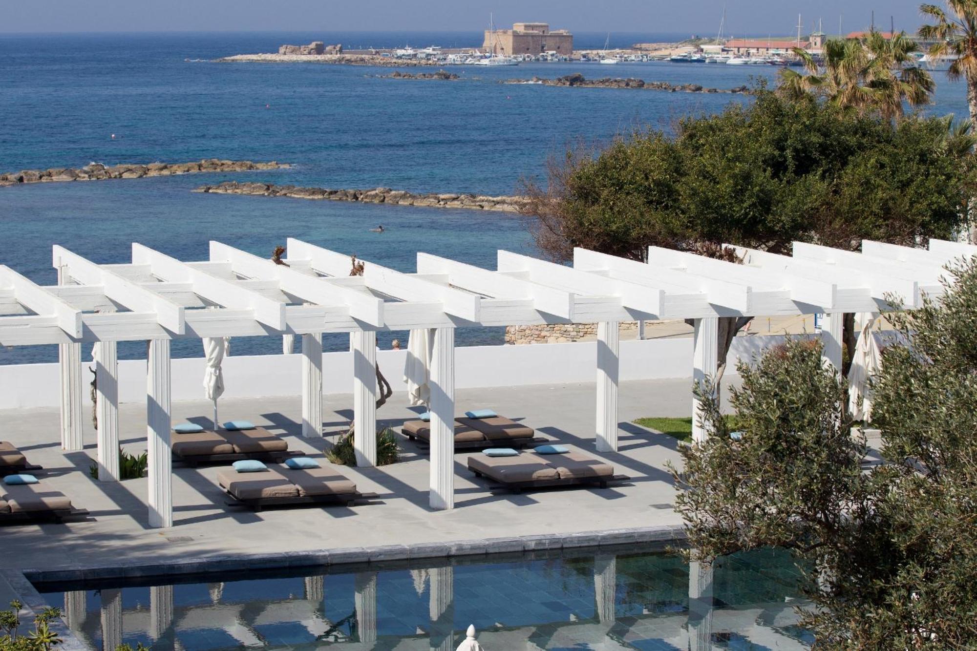 อัลมิรา Hotel Paphos ภายนอก รูปภาพ The beach at the hotel