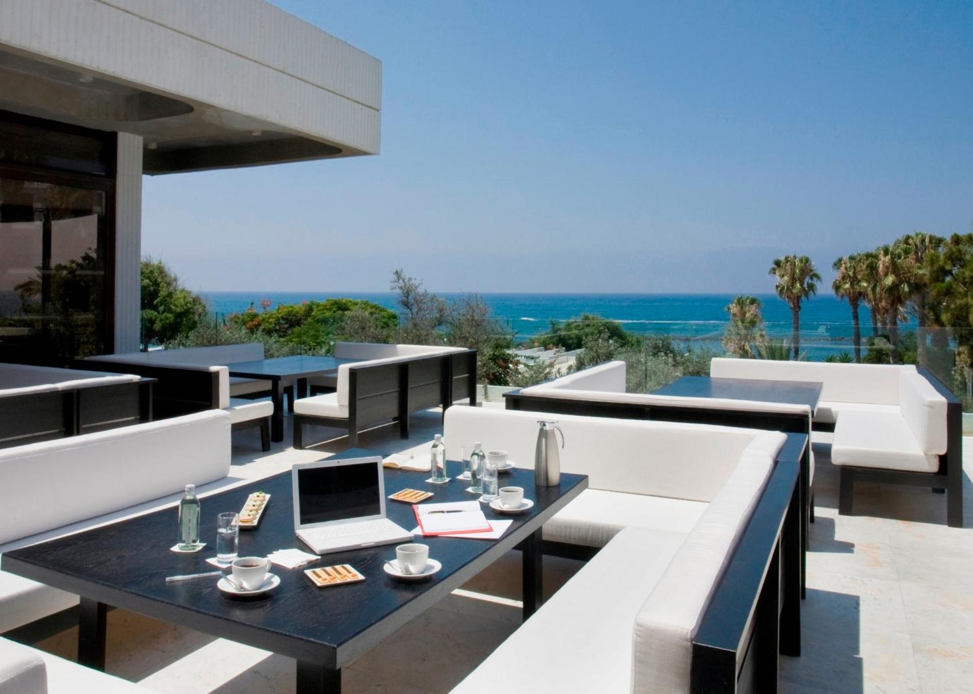 อัลมิรา Hotel Paphos ภายนอก รูปภาพ The Sky Bar