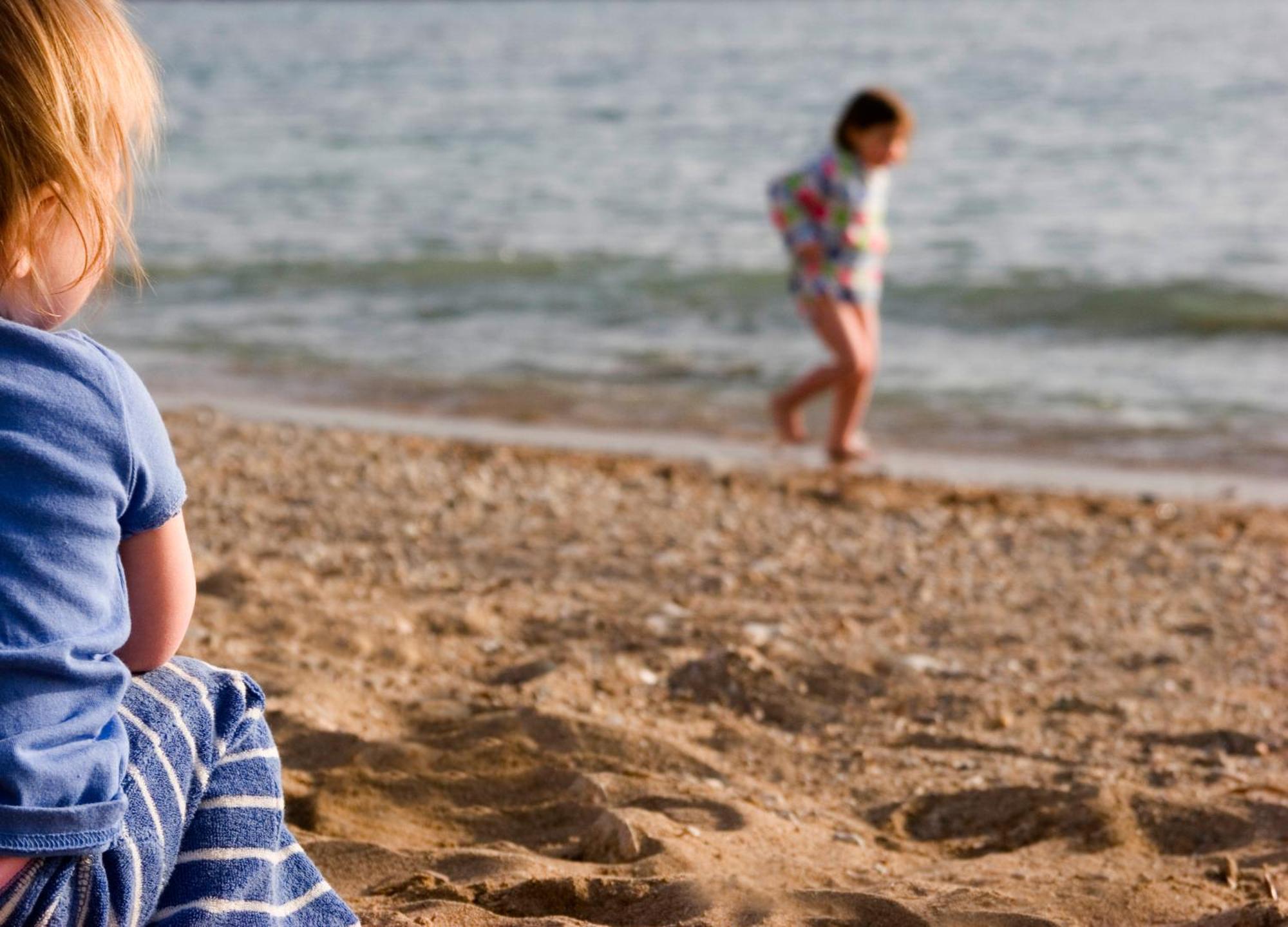 อัลมิรา Hotel Paphos ภายนอก รูปภาพ Children on a beach