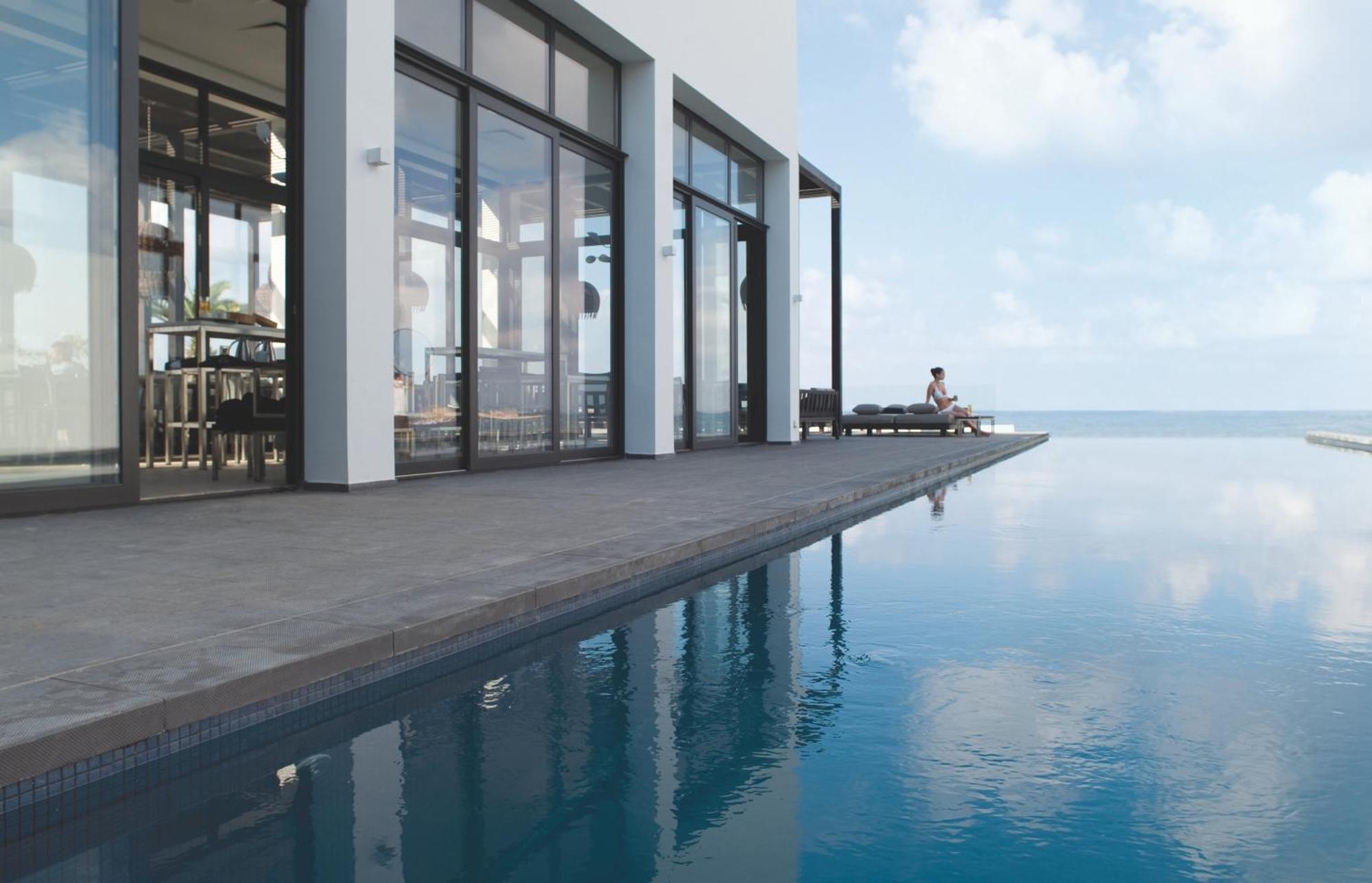 อัลมิรา Hotel Paphos ภายนอก รูปภาพ Infinity pool